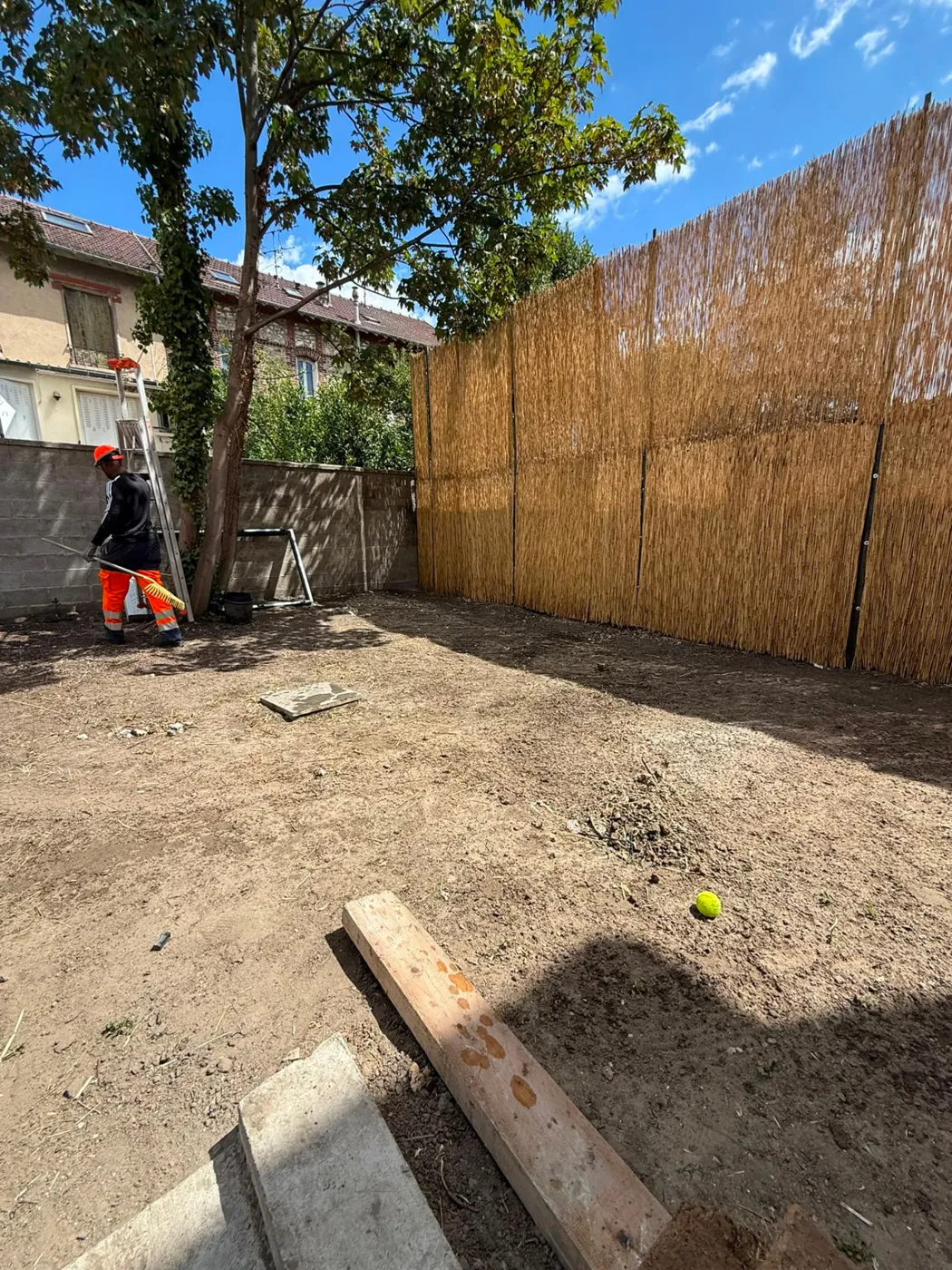 Jardin en terre nue avant la pose de gazon en Île-de-France