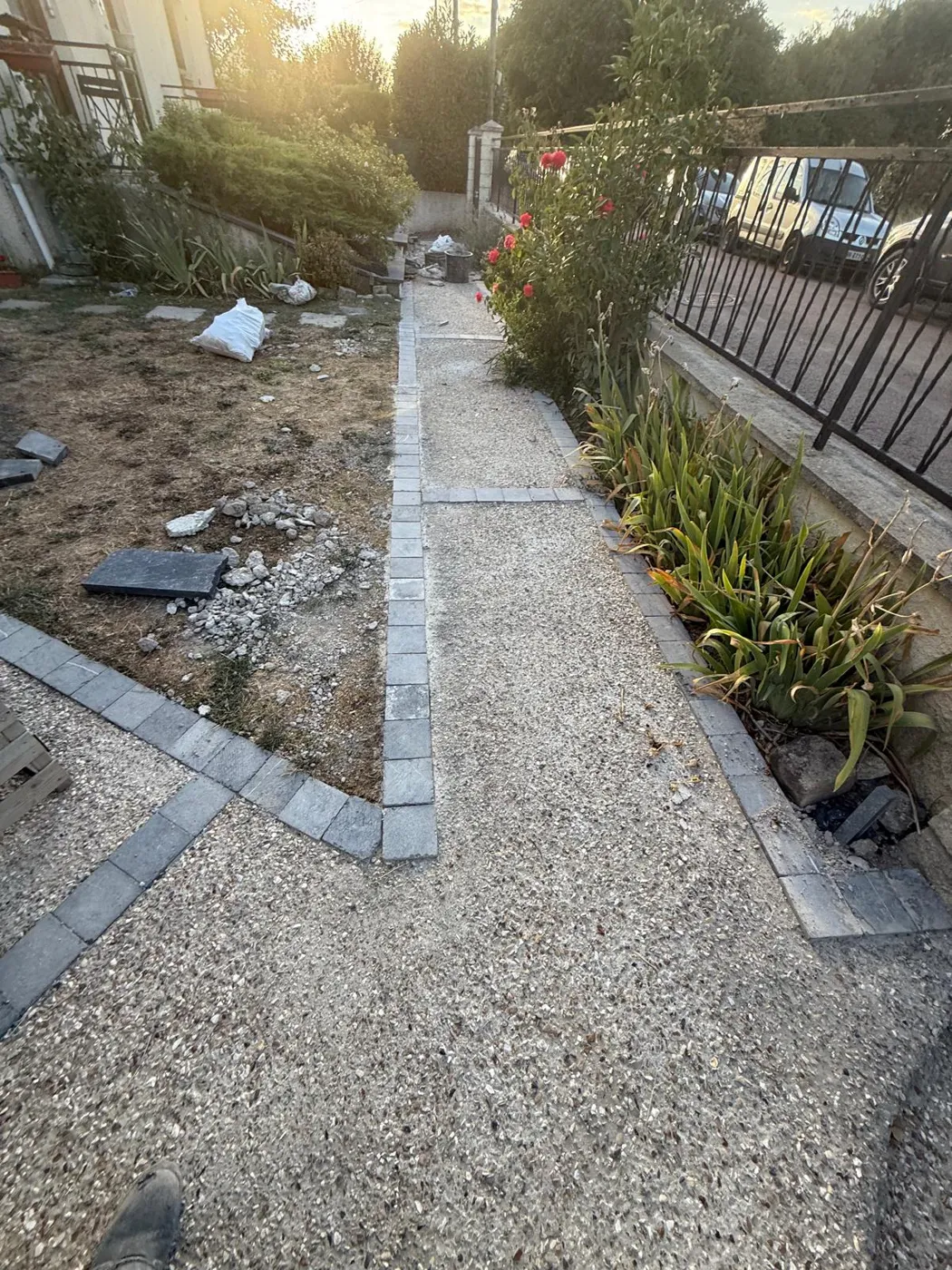 Allée de jardin dégradée avant la réparation et la pose de pavés à Vaujours