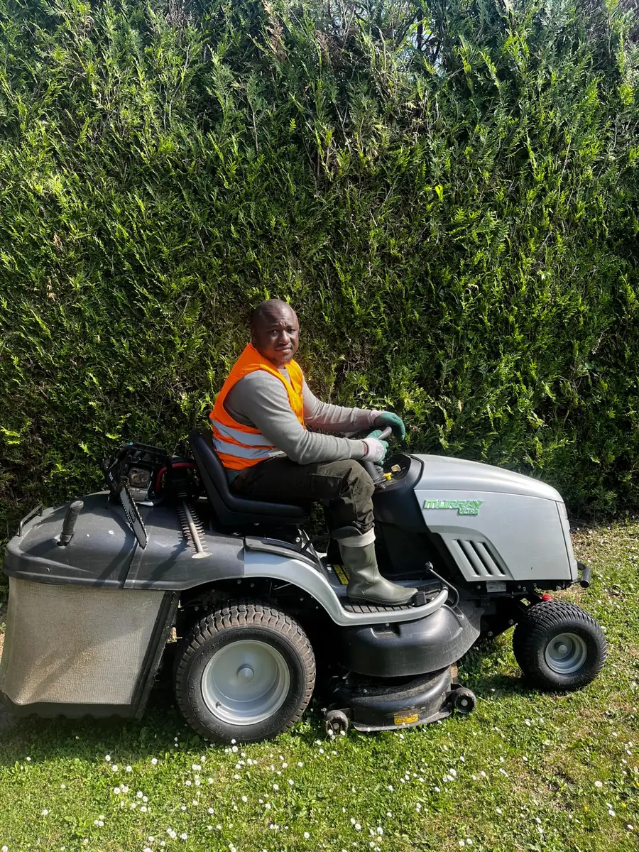 Remise en état d’un grand jardin pavillonnaire : tonte et désherbage par SPEEDBINTOUDIABY en Île-de-France