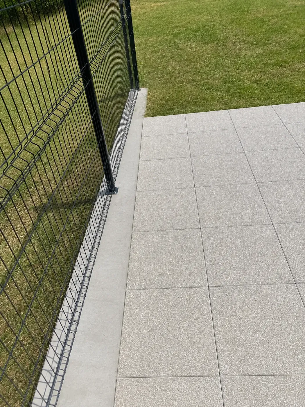 Clôture rigide anthracite terminée avec longrine béton et pelouse à Vaujours