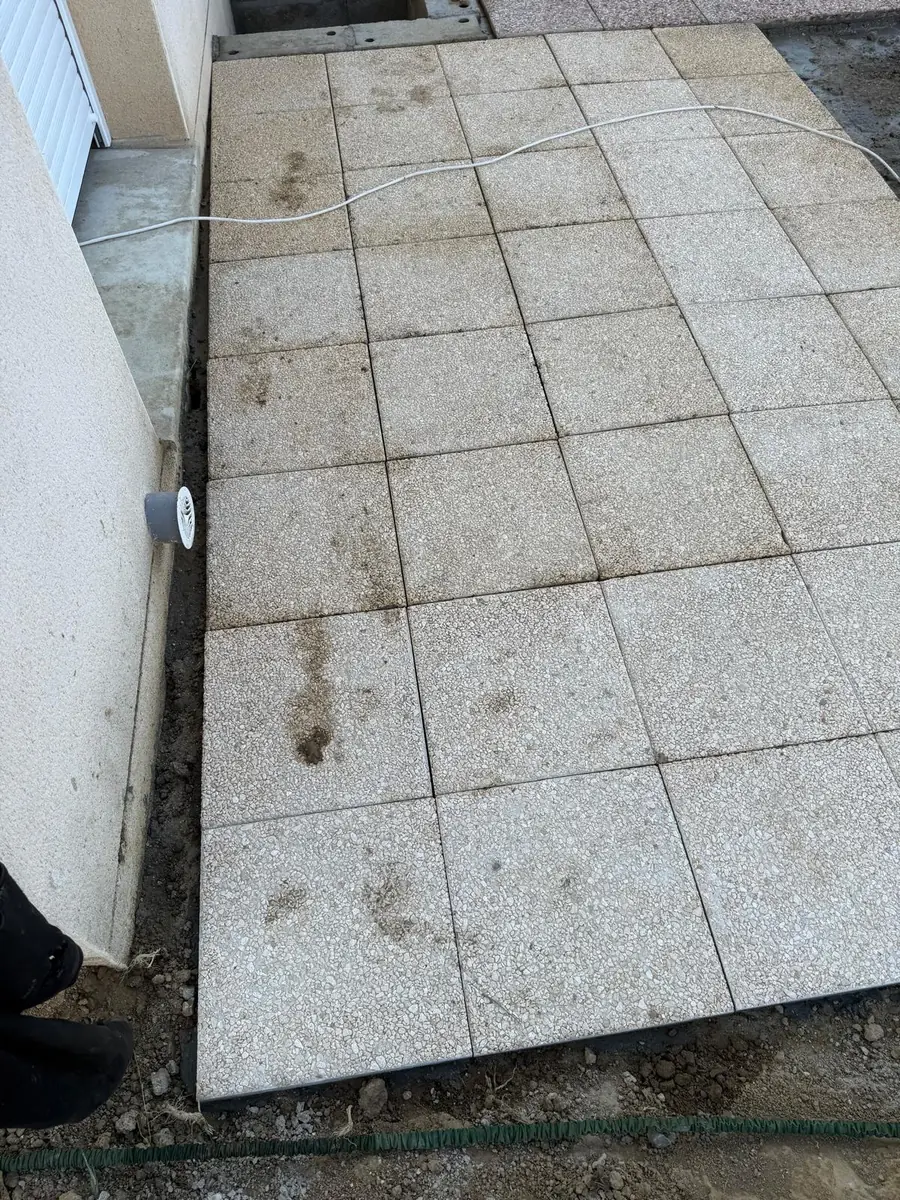 Terrasse en dalles gravillonnées terminée en Île-de-France