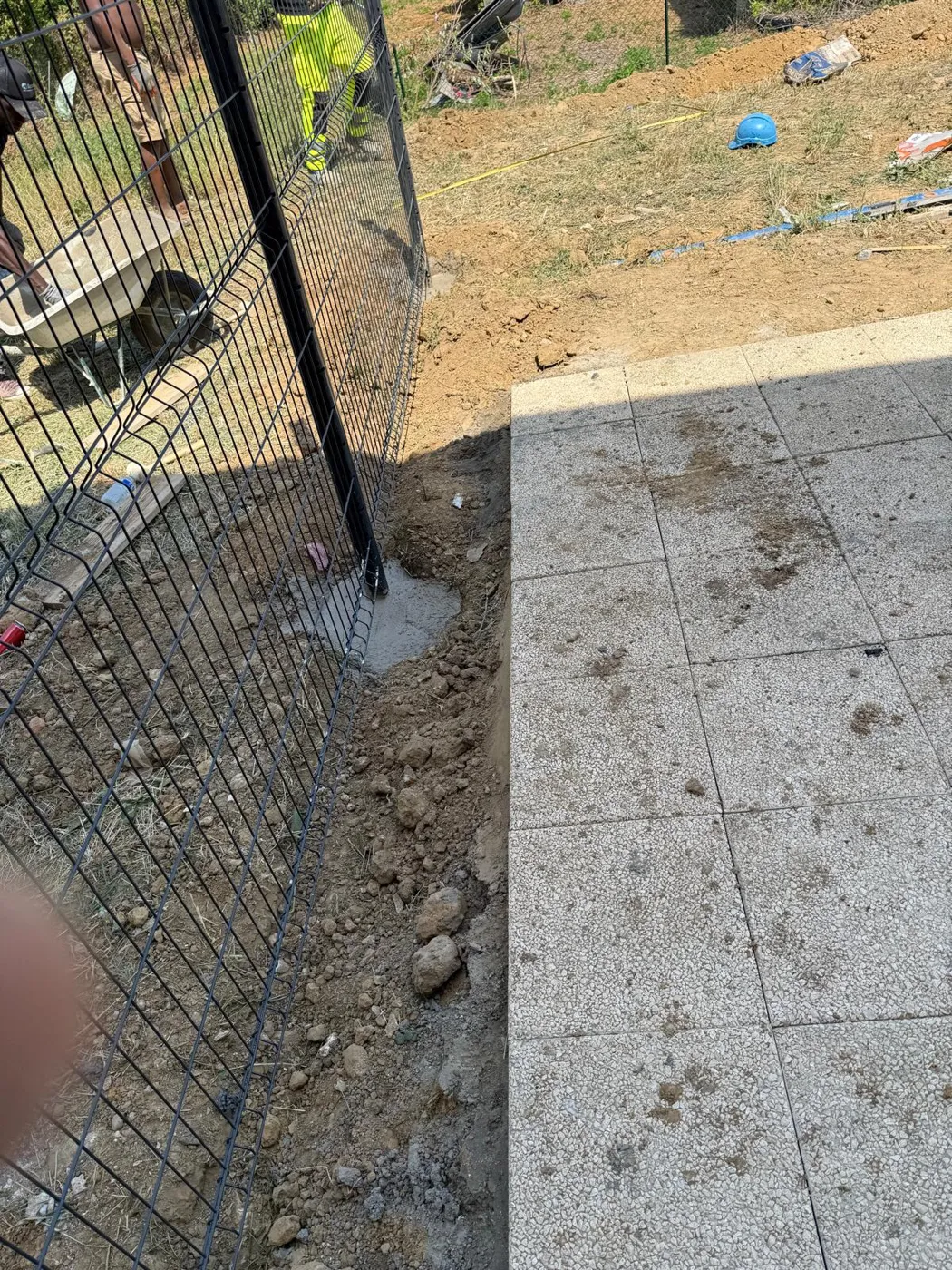 Chantier de pose de grillage rigide à Vaujours : poteaux scellés et tranchée ouverte