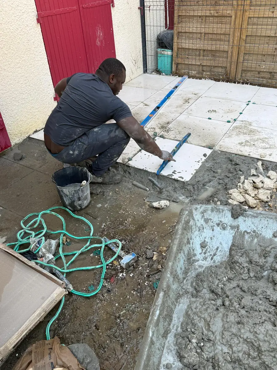 Pose de carrelage de terrasse sur chape en Île-de-France
